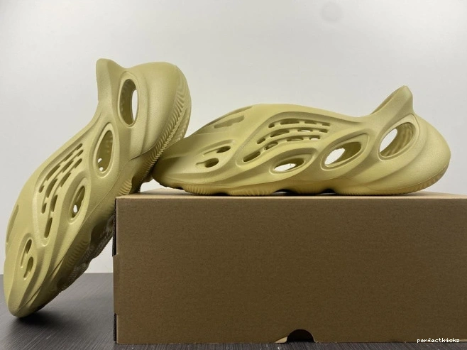 GV6775 Yeezy Foam RNNR Adidas Sulfur 0819